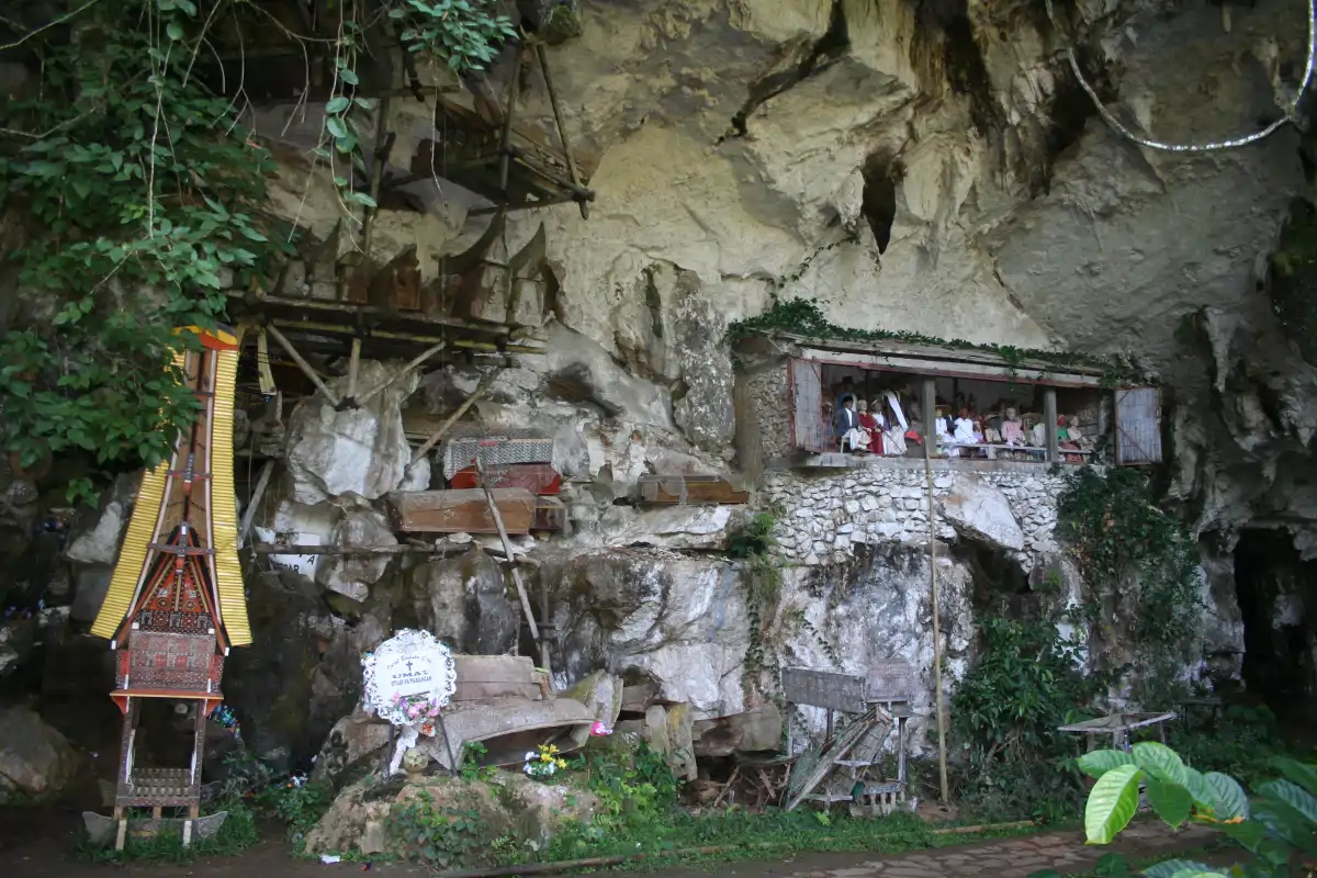Toraja → Buntu Burake → Lemo → Londa → Kete Kesu → Toraja